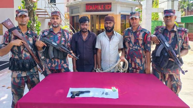 বেনাপোলে ভারতীয় কাঁচামরিচের ট্রাকে মিলল পিস্তল ও ৯৩ রাউন্ড গুলি